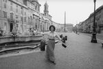 Джина Лоллобриджида гуляет по Риму, 1973 год 