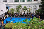 Протестующие в бассейне президентской резиденции, Коломбо, Шри-Ланка, 9 июля 2022 года