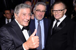Тони Беннетт (слева), Роберт Де Ниро (в центре) и Ларри в Нью-Йорке, 2016 год