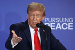 Президент США Дональд Трамп во время пресс-конференции с президентом РФ Владимиром Путиным на военной базе Эльмендорф, Аляска, 16 августа 2025 года