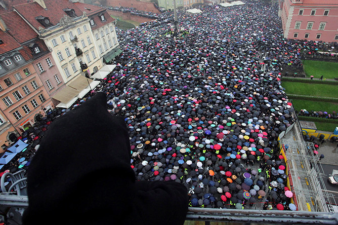 Митинг против запрета абортов в центре Варшавы