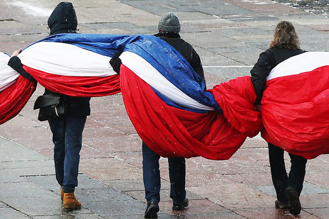 Во время торжественной демонстрации флага России в Парке Победы