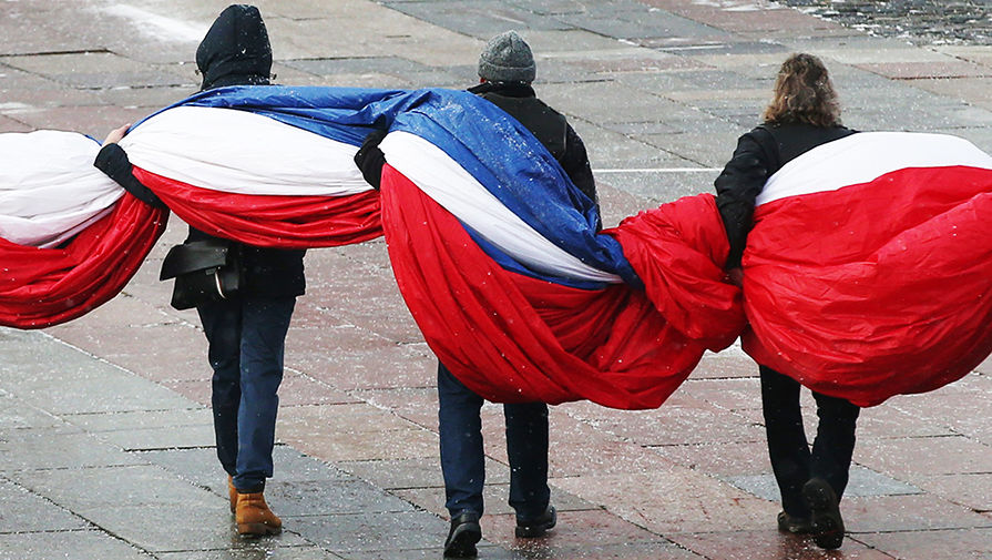 Во время торжественной демонстрации флага России в Парке Победы