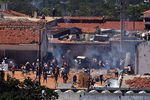 Заключенные тюрьмы Alcacuz на северо-востоке Бразилии жгут матрасы во время беспорядков, 19 января 2017 года