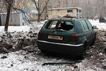 Легковой автомобиль в одном из жилых дворов в Донецке, пострадавший от ночного обстрела