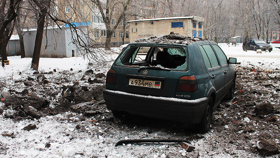Легковой автомобиль в&nbsp;одном из&nbsp;жилых дворов в&nbsp;Донецке, пострадавший от ночного обстрела