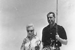 Актриса Мэрилин Монро и ее бывший муж, звезда «Нью-Йорк Янкиз» Джо Ди Маджо, на пляже в Сент-Питерсберге, штат Флорида, 1961 год