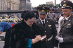 Людмила Зыкина дает автограф курсантам у памятника Юрию Долгорукому, 1997 год 