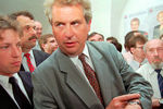 Лидер Чешской социал-демократической партии Милош Земан, окруженный сторонниками, в штаб-квартире партии в Праге, 1 июня 1996 года