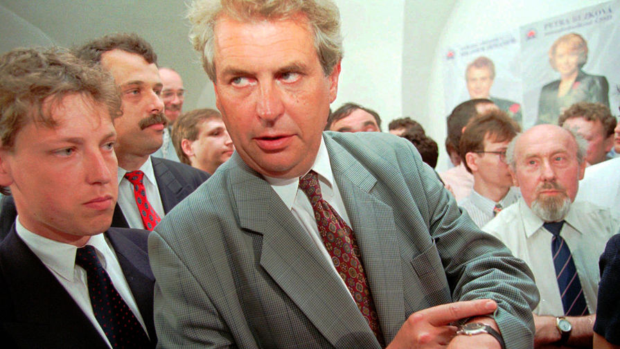 Лидер Чешской социал-демократической партии Милош Земан, окруженный сторонниками, в&nbsp;штаб-квартире партии в&nbsp;Праге, 1 июня 1996 года
