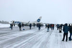 Пассажиры выбираются из самолета, совершившего жесткую посадку в аэропорту Усинска, 9 февраля 2020 года