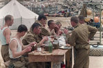 Военнослужащие МЧС во время обеденного перерыва на месте разбора завалов в Нефтегорске, 31 мая 1995 года