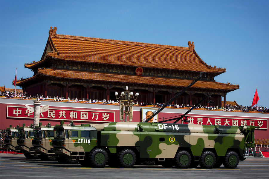 Китайские ракеты DongFeng 16 во время военного парад в Пекине