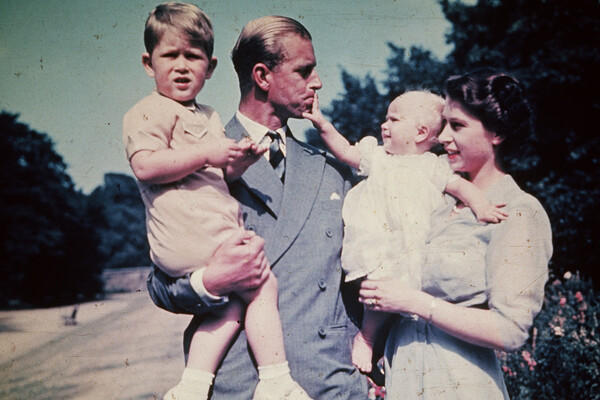 Принцесса Елизавета со своим мужем принцем Филиппом, герцогом Эдинбургским, и детьми Чарльзом и Анной, 1951&nbsp;год