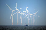 Исследовательское судно проплывает через турбины морской ветроэлектростанции Burbo Bank около Нью-Брайтона, 23 января 2023 года