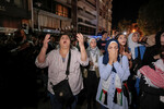 Женщины молятся во время акции протеста в Бейруте, 17 октября 2023 года
