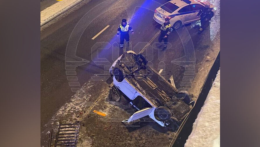 Автомобиль вылетел с моста в Москве