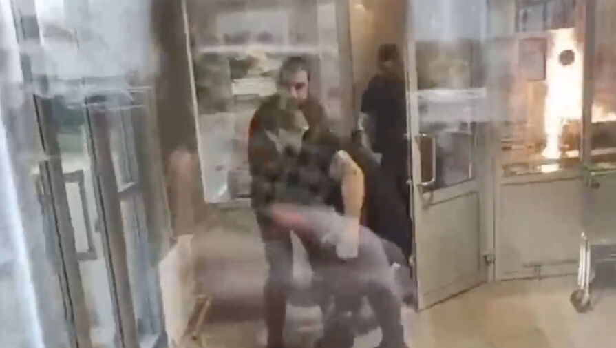 Неадекватный россиянин крушил прилавки, угрожал покупателям ножом и сжег магазин