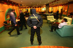 Сотрудники департамента экономической безопасности МВД России в казино «Golden Palace Weekend», 2006 год