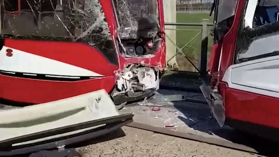 Шесть человек пострадали при столкновении трамваев в Петербурге