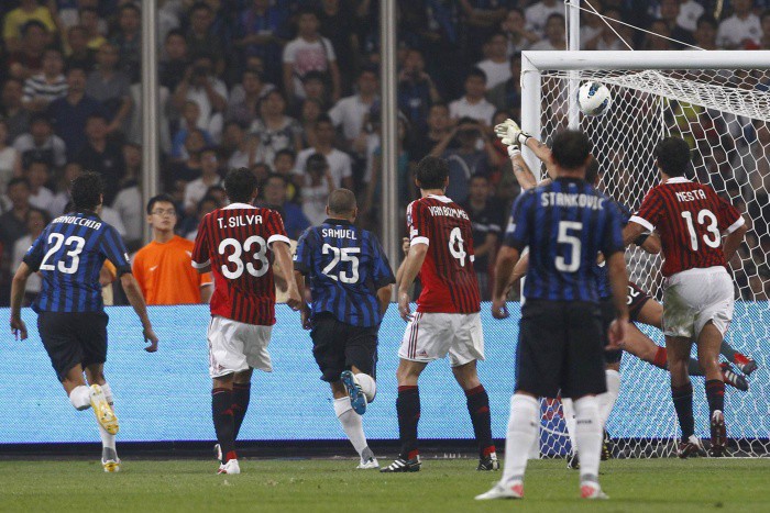Вратарь &laquo;Милана&raquo; Кристиан Абьятти не спасает после удара со штрафного Уэсли Снейдера