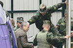 Михаил Ходорковский доставлен в Мещанский суд Москвы, где начались слушания по существу дела (Москва, 2004 год)