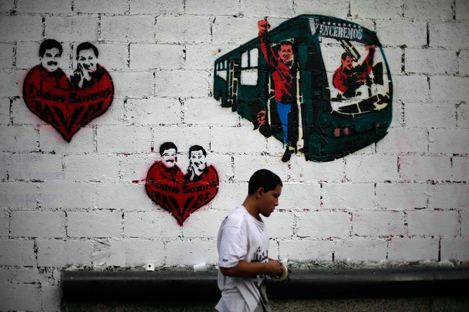 Мадуро призвал поддержать расширение его полномочий «в память о Чавесе»