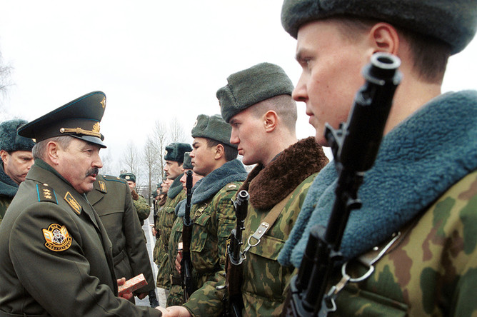 Командующий ВДВ Георгий Шпак (слева) приветствует десантников