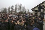 Люди перед резиденцией президента Украины Виктора Януковича «Межигорье» под Киевом