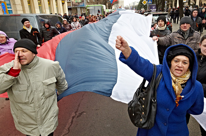 Участники пророссийского митинга в Харькове