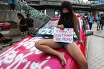 Протестная акция против введения в Таиланде военного положения