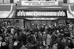 Очередь у входа в «Макдоналдс», 1990 год