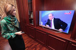 Прокурор Крыма Наталья Поклонская смотрит трансляцию большой пресс-конференции президента РФ Владимира Путина в своем рабочем кабинете