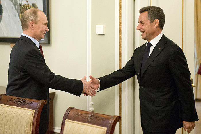 Президент России Владимир Путин приветствует бывшего президента Франции Николя Саркози во время встречи 14 ноября 2012 года