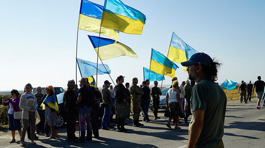 Активисты блокируют автомобильную трассу на&nbsp;границе Украины и Крыма у&nbsp;поселка Чонгар