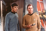 Леонард Нимой в роли Спока и Уильям Шетнер в роли капитана Кирка в сериале «Звездный путь», 1966 год