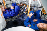 Актриса Юлия Пересильд и режиссер Клим Шипенко во время тренировки на тренажере ТДК-7СТ4 перед полетом на МКС в Центре подготовки космонавтов им. Ю.А. Гагарина, 26 мая 2021 года