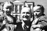 Александр Вертинский с дочерьми Марианной и Анастасией, 1945 год
