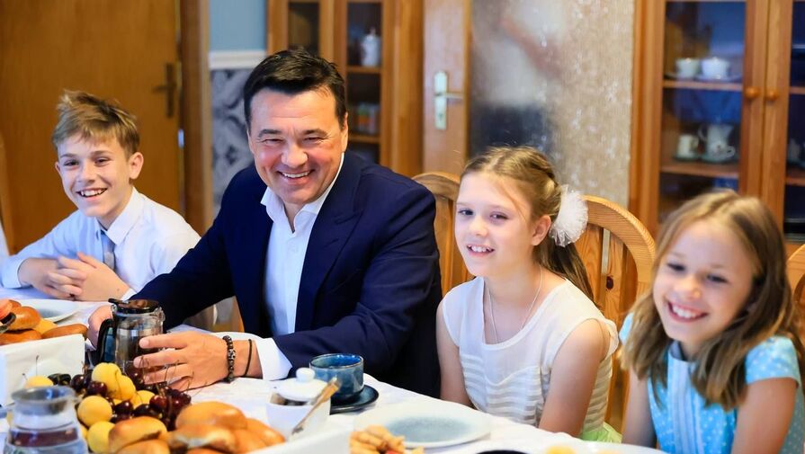 Андрей Воробьев навестил приемную семью, которая взяла под опеку 9 детей из Донбасса