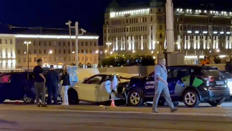В ДТП на Тучковом мосту в Петербурге попали 13 автомобилей