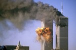 «9/11». 2001 год
<br><br>Один из узнаваемых снимков крупнейшего теракта в истории США — атаки на башни-близнецы Всемирного торгового центра 11 сентября 2001 года