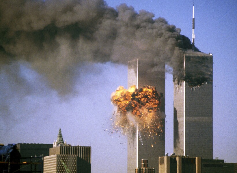 &laquo;9/11&raquo;. 2001&nbsp;год
<br><br>Один из&nbsp;узнаваемых снимков крупнейшего теракта в&nbsp;истории США &mdash; атаки на&nbsp;башни-близнецы Всемирного торгового центра 11&nbsp;сентября 2001&nbsp;года