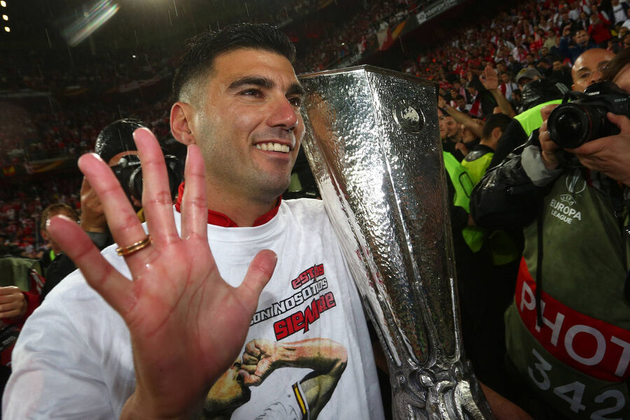 <b>Хосе Антонио Рейес (1983&ndash;2019)</b>
<br><br>
Хосе Антонио Рейес выступал за&nbsp;лондонский &laquo;Арсенал&raquo;, мадридский &laquo;Реал&raquo; и сборную Испании, брал Примеру, АПЛ, Суперкубок УЕФА и &mdash; пять раз! &mdash; Лигу Европы. На&nbsp;закате карьеры полузащитник доигрывал в&nbsp;заштатном испанском клубе &laquo;Эстремадура&raquo; и уже строил планы на&nbsp;жизнь после окончания карьеры. Но объявить об уходе из&nbsp;футбола так и не успел: 1&nbsp;июня 2019&nbsp;года спортсмен погиб в&nbsp;результате автокатастрофы около&nbsp;родного города Утрера. Рейес, находившийся за&nbsp;рулем, значительно превысил скорость, вместе с&nbsp;ним в&nbsp;автомобиле находились два его родственника, все они скончались.
