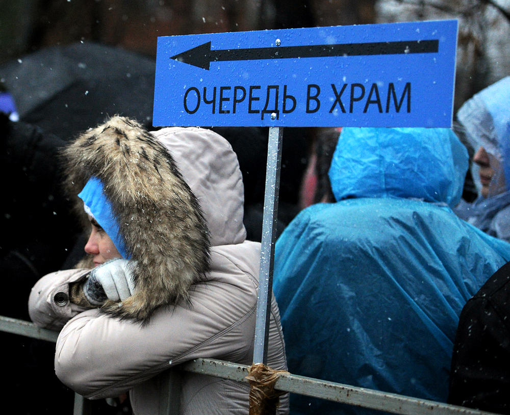 Несмотря на ухудшающуюся погоду очередь в храм растет с каждым часом.