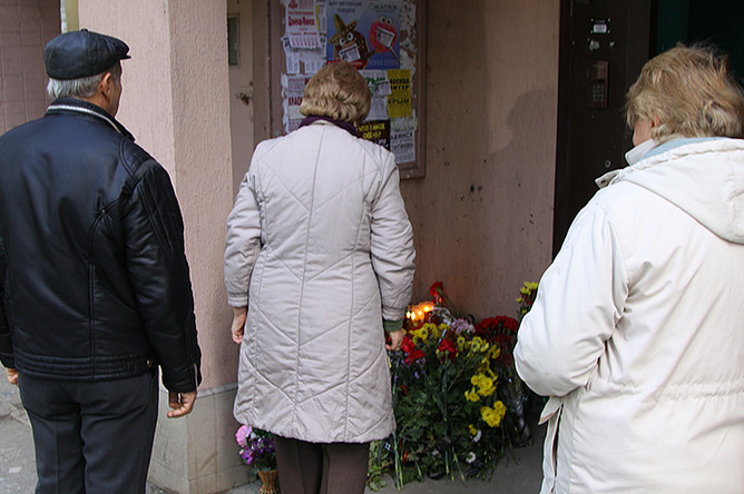 Цветы и свечи у подъезда дома в Донецке, в котором при взрыве в лифте погиб командир одного из подразделений ополчения ДНР Арсен Павлов, известный под позывным Моторола