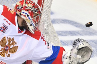 Вратарь сборной России Игорь Шестеркин в матче третьего этапа Еврохоккейтура-2016/17 «Кубок Первого канала» между сборными командами России и Финляндии