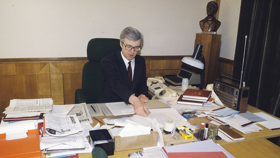 Виталий Чуркин в&nbsp;своем рабочем кабинете, 1991&nbsp;год