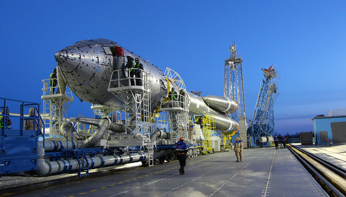 Установка ракеты-носителя &laquo;Союз-2.1а&raquo; на стартовой площадке космодрома...