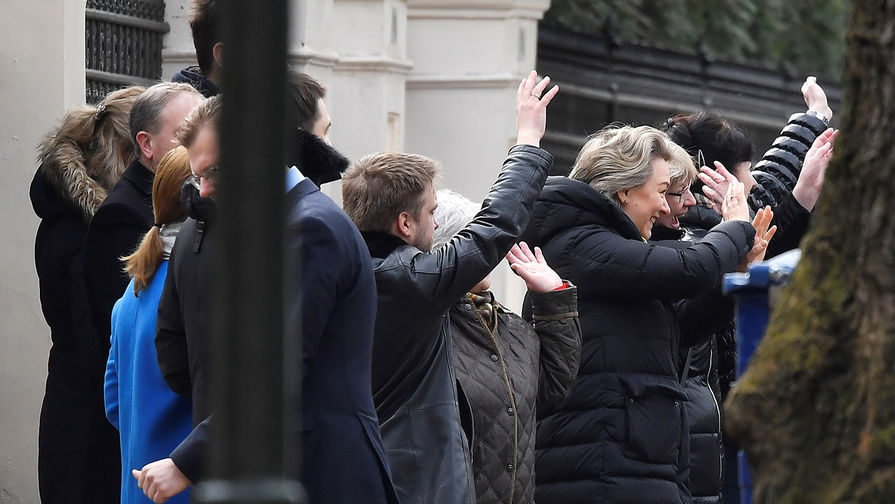 Сотрудники российского посольства во время прощания с&nbsp;коллегами в&nbsp;Лондоне, 20 марта 2018 года