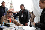 Сергей Лукьяненко во время творческой встречи с читателями на книжном фестивале «Красная площадь», 2017 год 